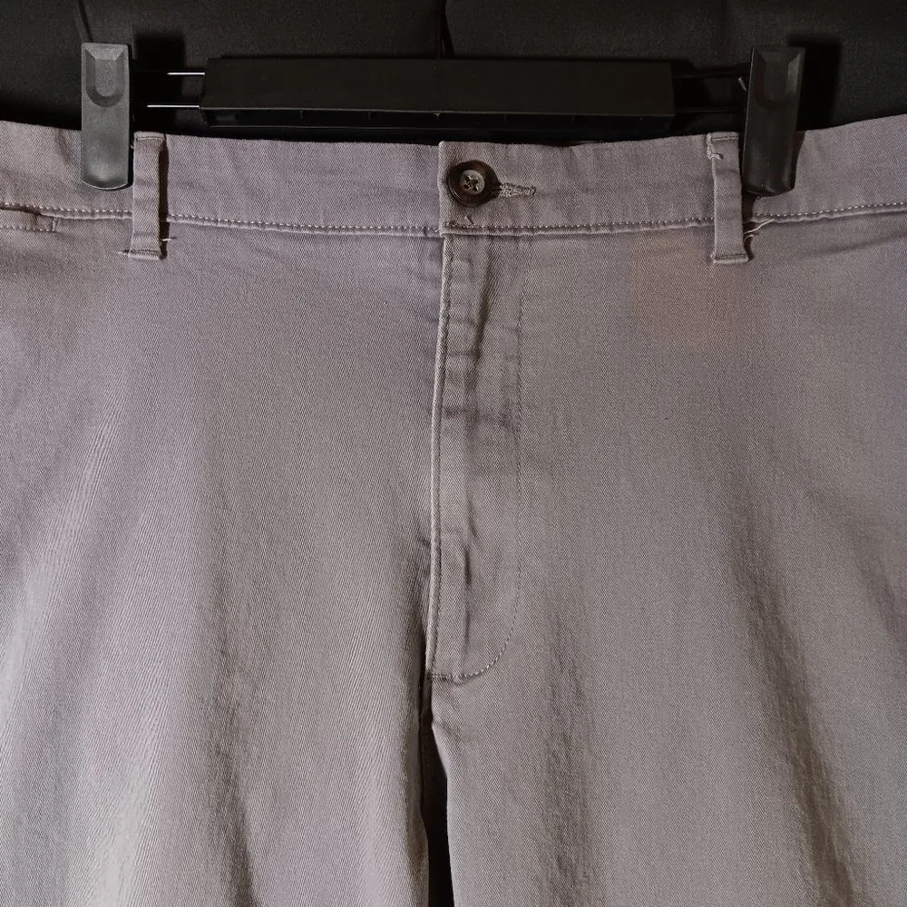 MENS STRETCH COMFORT CHINO PANTS - ATHLETIC FIT - 42W X 30L - GRAY / SILVER - Picture 3 of 3